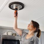 инструменти бг BLACK+DECKER 4v max акумулаторна отвертка с комплект за окачване на картини V8R6ZD564